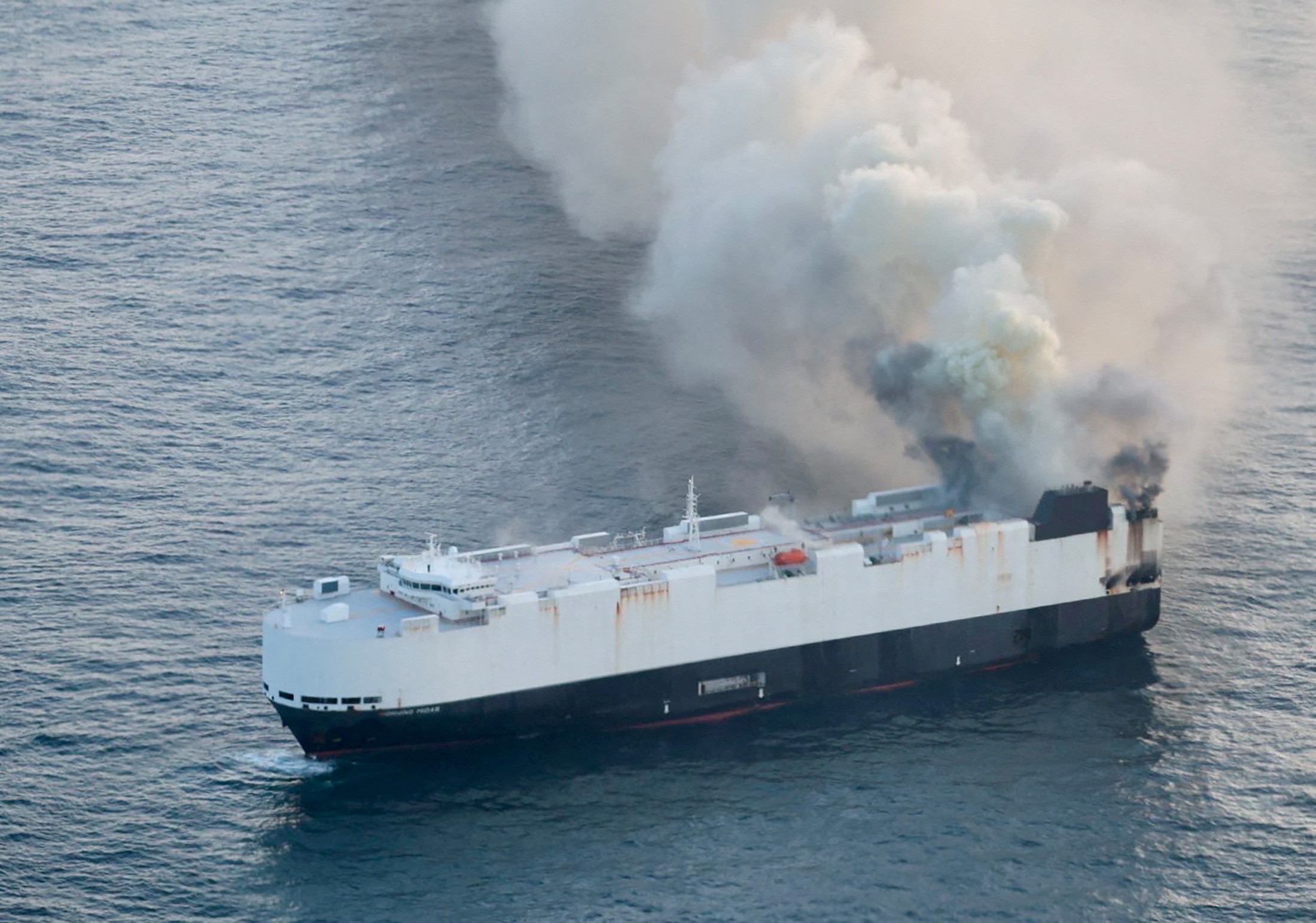 Navio com 3 mil carros queima há uma semana e chances de fogo ser apagado são muito baixas