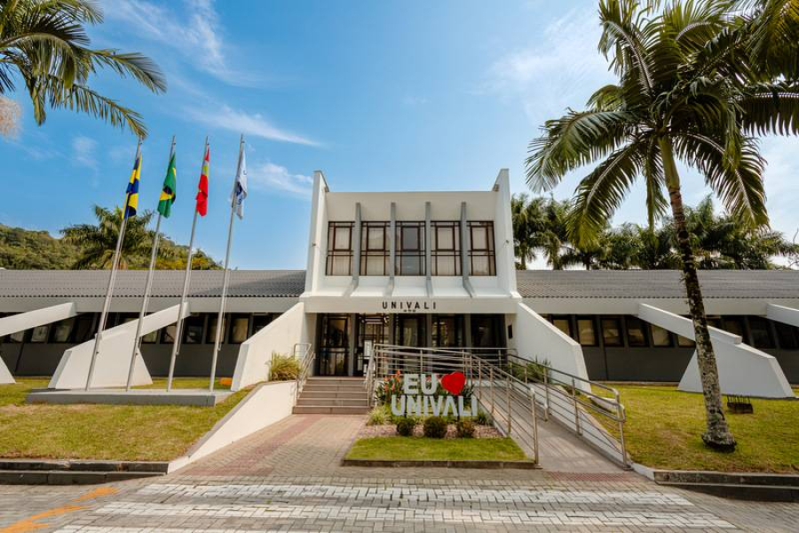 Filha de prefeito ganha bolsa para estudar medicina de graça em SC
