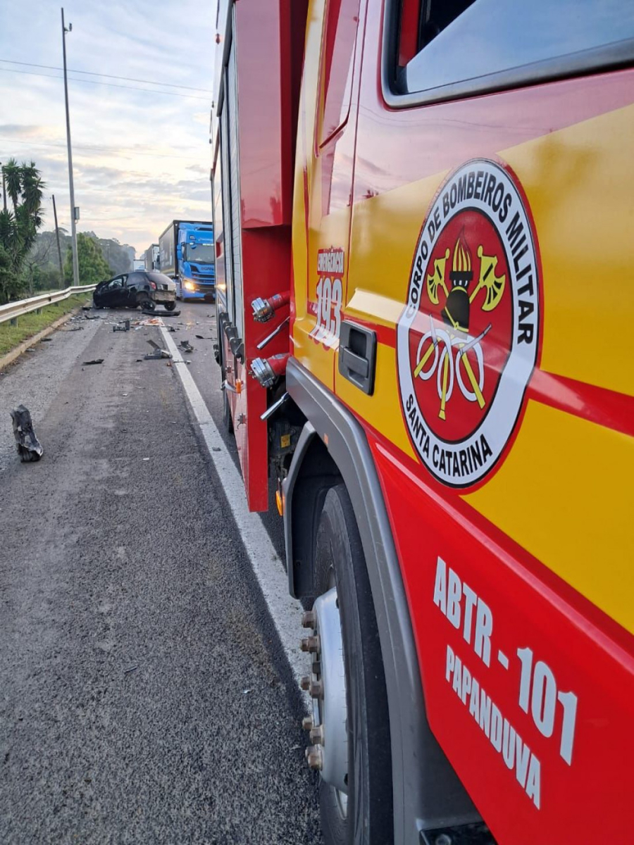 Colisão entre carro e duas carretas deixa homem gravemente ferido na BR-116, em Papanduva