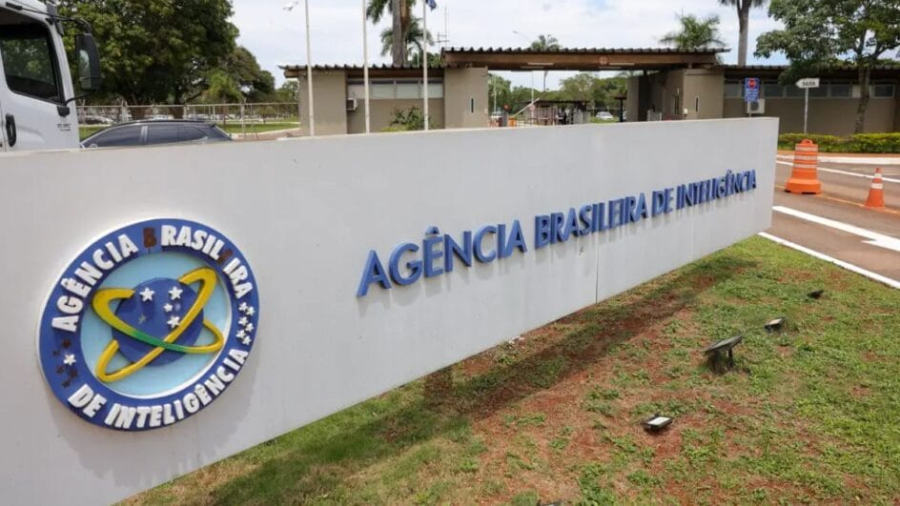 PF indicia 34 em esquema de espionagem ilegal na Abin; Carlos Bolsonaro e Ramagem estão entre os investigados